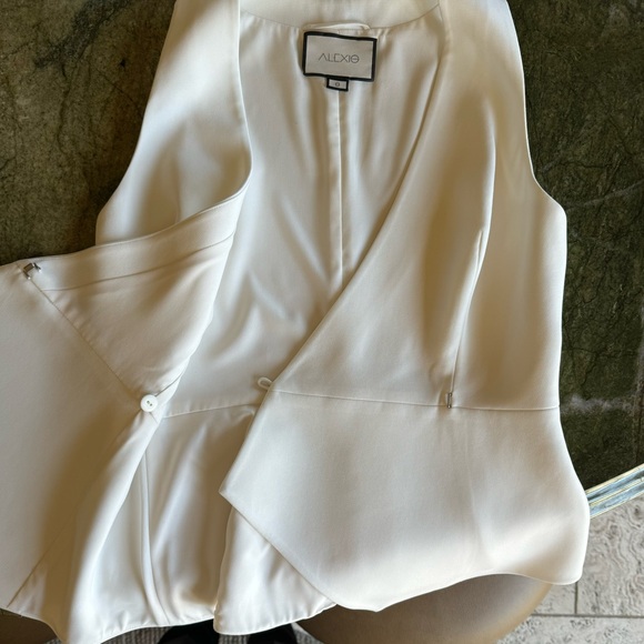 Alexis Sleeveless Cream Top with Black Sash Belt Size S - Picture 11 of 16